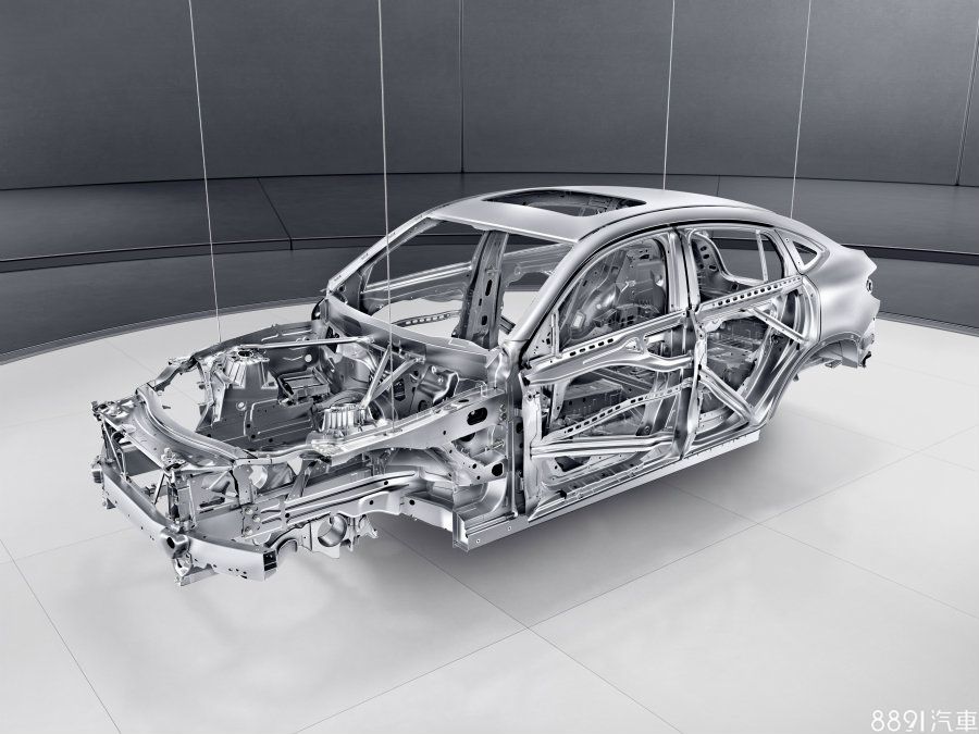 原廠表示，GLC Coupe車體使用高強度鋼材、鋁合金等材質打造，運用Bodyshell結構技術、增加車架，使車輛受到撞擊時，能吸收衝擊能量，並將力道分散，防止車體過度變形造成更嚴重的傷害。