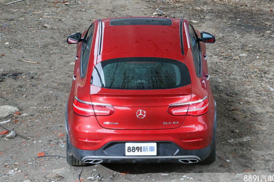 GLC Coupe和一般休旅版本的GLC，外型除了風格不同，GLC Coupe的車身高度較低，重心也更接近地面。