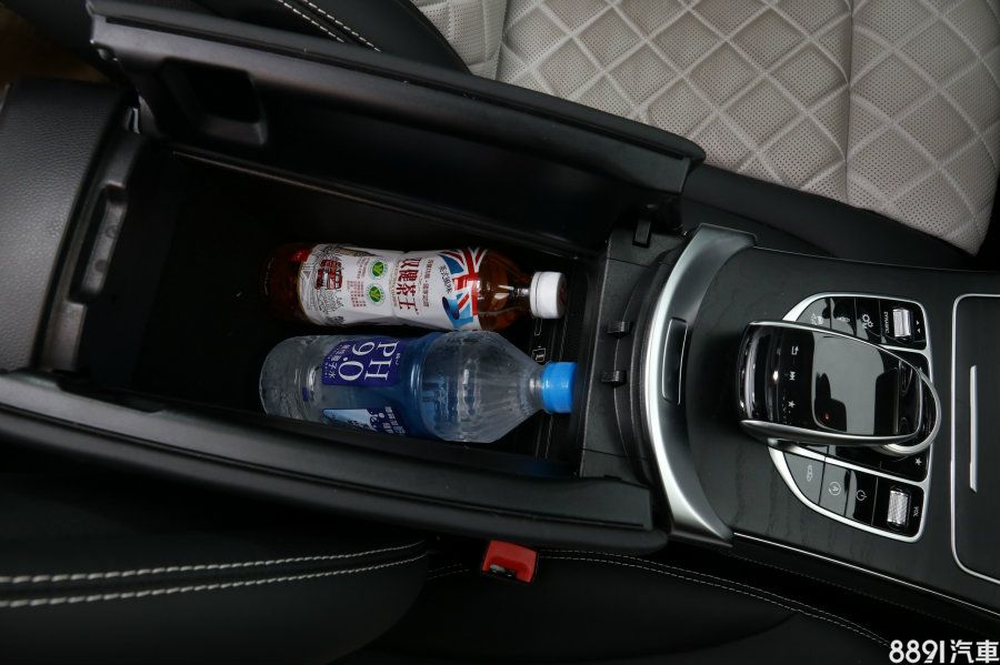 前座扶手深且廣，可放置的物品絕對不少，並設置有USB及SD卡插槽，較可惜是無分層設計。