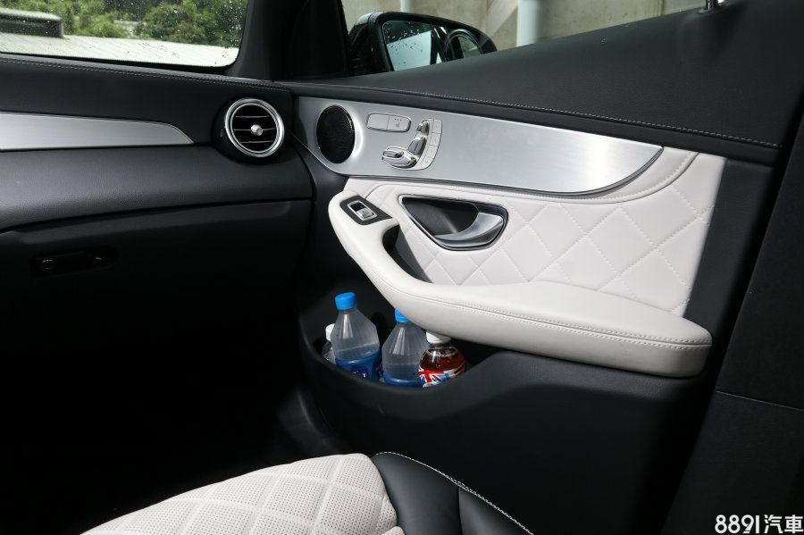 車門下方的置物格空間更出乎我們意料的大，置入3到4瓶礦泉水也沒問題，滿座出遊時，無需擔心飲料或雜物沒地方放。