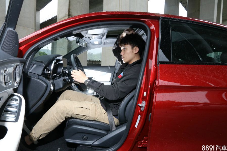 我們以身高175cm、體重74kg的成年男性為範例，頭膝部均保有超過1個拳頭的空間；座椅泡棉設定偏硬，加上令人印象深刻的包覆性，長途駕駛較不會有腰酸背痛的情況發生。