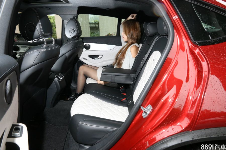 以身高158cm、體重45kg的成年女性為範例，GLC Coupe後座頭部擁有約2個拳頭、膝部則有超過2個拳頭的空間，即便身高近180cm也不會發生「頂天」狀況，但實際的確不如GLC的頭部空間表現，跑格外觀還是有所影響。