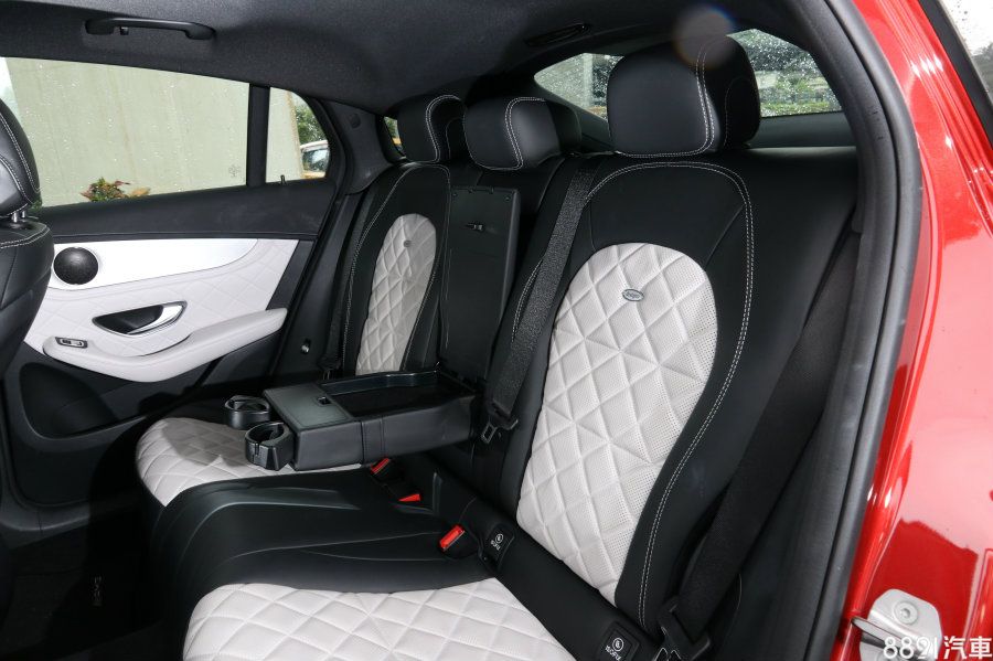 後座椅由於椅面略短，讓支撐性打了折扣，加上椅背傾斜角度太小，容易給人「正襟危坐」的感受，影響到整體乘坐舒適性。中央扶手另設置有隱藏式收納格與杯架，兼顧日常的實用性。