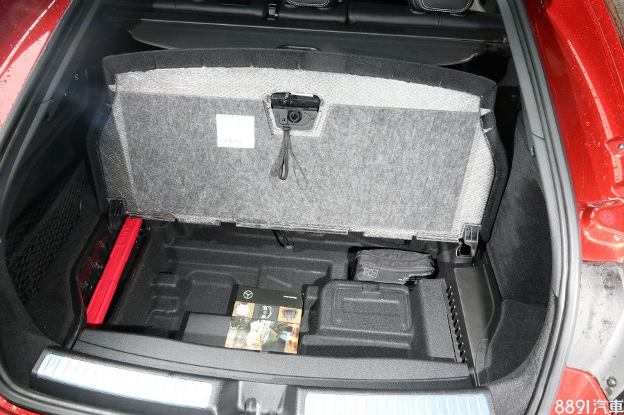 行李廂底板掀起無傳統備胎配置，可用來放置一些不好固定的小型物件。