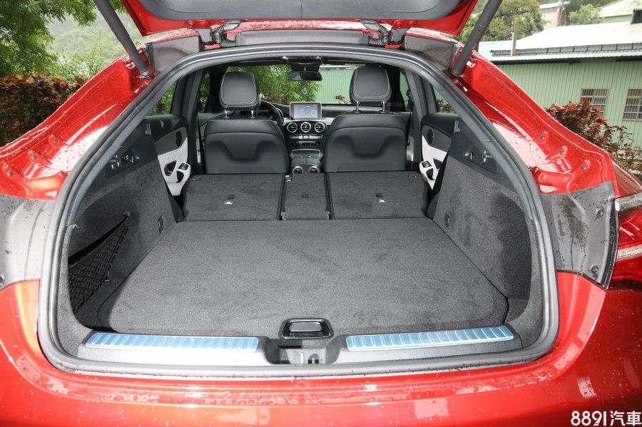 行李廂左側有快速傾倒椅背的按鍵，藉由後座4/2/4分離傾倒功能，提升載物空間的變化性，行李廂容積也可擴增至1400L，並同樣有極高的平整度。