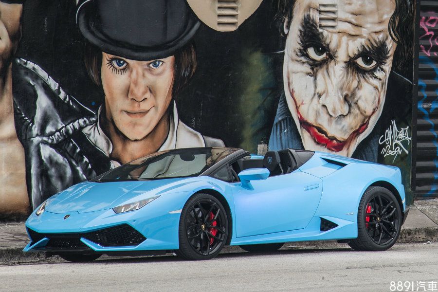 上空超跑Huracan Spyder，國內建議售價為1600萬，還不及要價2千萬的車位價格。