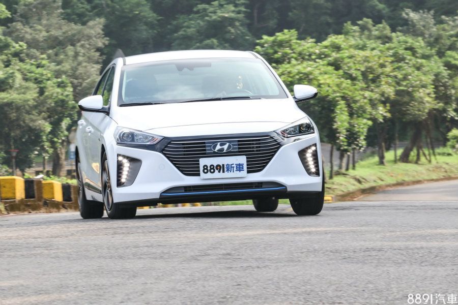 IONIQ轉向敏捷性略優於Prius,加上懸吊阻尼較硬一些些,因此在駕駛樂趣上,確實是IONIQ擅長處。
