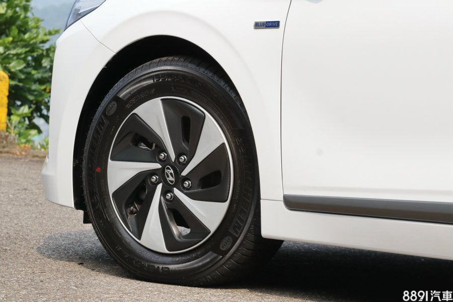 雖然IONIQ強調駕駛樂趣,但在操控第一防線的輪胎配置上,採用的是米其林節能胎Energy Saver,規格195/65R15,擅長低滾動阻力,抓地力非強項。