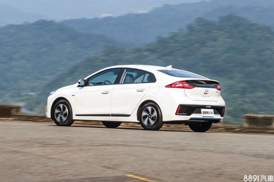 在一般低速狀態下,IONIQ馬達行駛的時機較少,例如綠燈起步,引擎比起Prius更容易點燃,這樣的特性,也多少會造成行車特性、省油效率的差別。