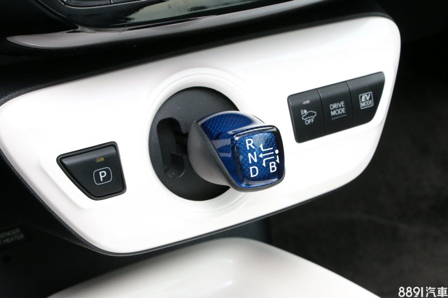 Prius的ECVT變速箱不具備模擬檔位功能,這部分在山路操駕上,難免會有較不適切的感受,倒是規劃供長距離下坡使用的B檔,能提供明顯的引擎剎車功能。