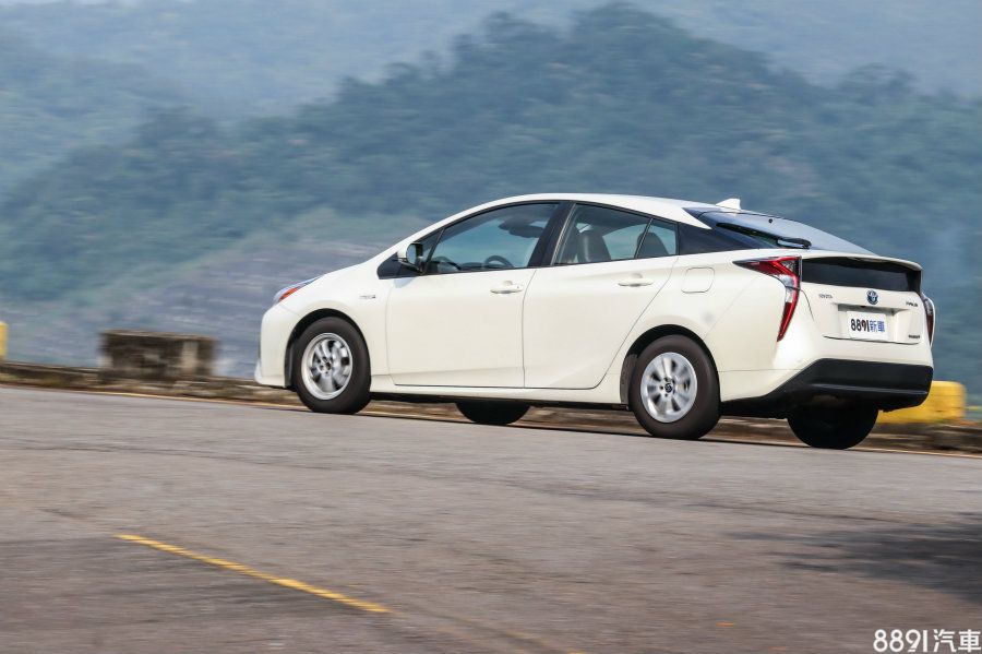 Prius馬達供應動力的比例高於IONIQ,在一般行車狀態下,可以清楚發現電力行駛的比例較高,這對節能性自然有正面助益。