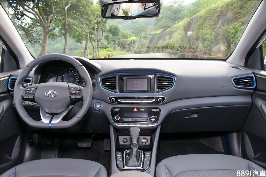 IONIQ的車室設計較為中規中矩,不過也明顯看出,在多處用上藍色線條修飾,多了點身為Hybrid的特殊意義,平底式三幅方向盤的造型頗有性能氣息,握感也出色,此部分而言是勝過Prius的。