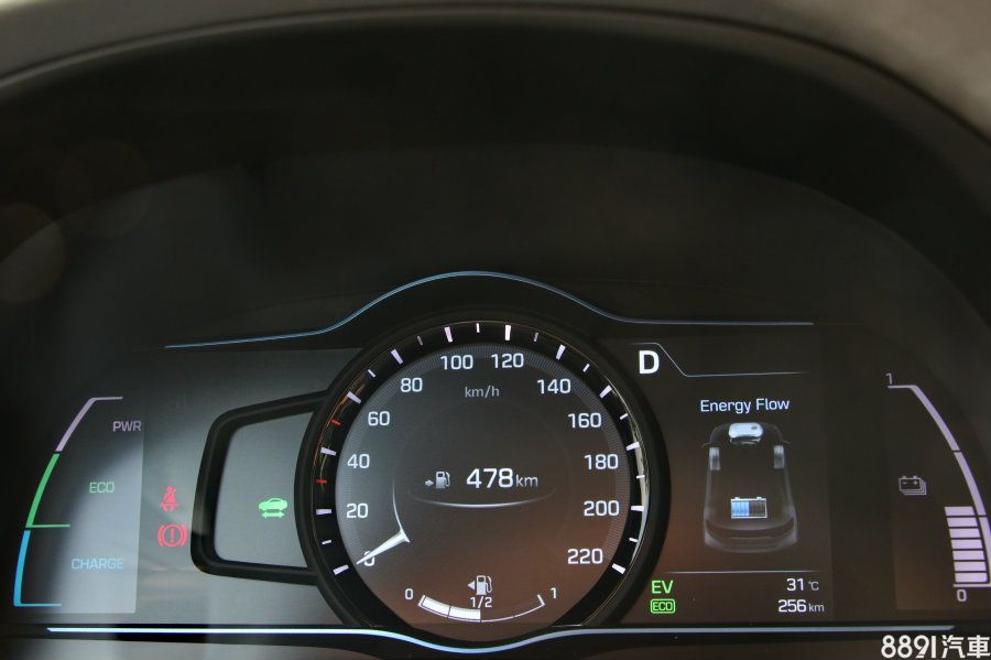 7吋數位儀錶可依駕駛模式切換,若是排入S檔則會改以紅色轉速表呈現,並將Hybrid電池管理狀態與旅程電腦結合呈現,不過沒有中文顯示,同時在行車資訊切換選擇部分,豐富性是少於對手的。