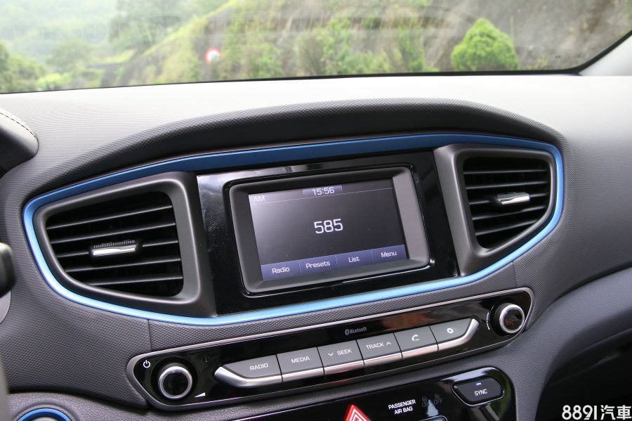 5吋螢幕的音響系統,除了尺寸比Prius小之外,也缺少導航、DVD等功能,這部分確實是明顯不比Prius,還好仍有倒車顯影,保有一定的行車便利性。