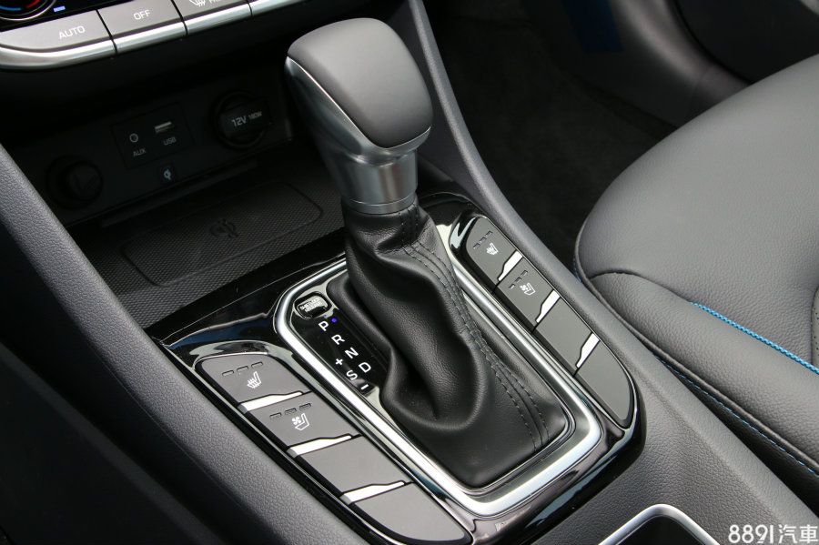 雙前座通風/加熱座椅按鍵排列在排檔座旁,通風功能對於國內氣候而言,有極高的實用性,這是Prius所缺乏的,同時按鍵位置也相當就手。