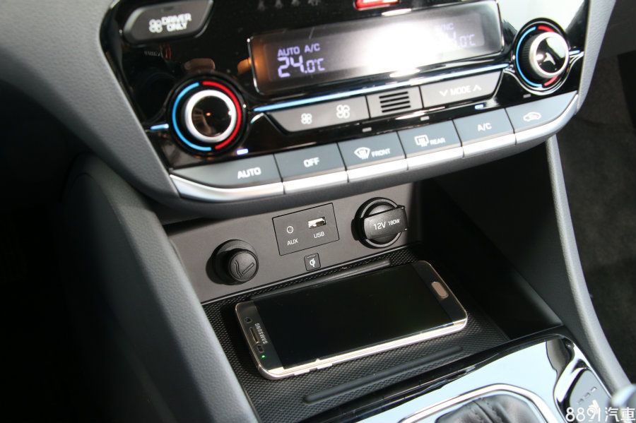 手機無線充電版也是IONIQ獨有配備,感應範圍與充電的作動反應都算迅速,前方則還有外部音源輸入插入孔。