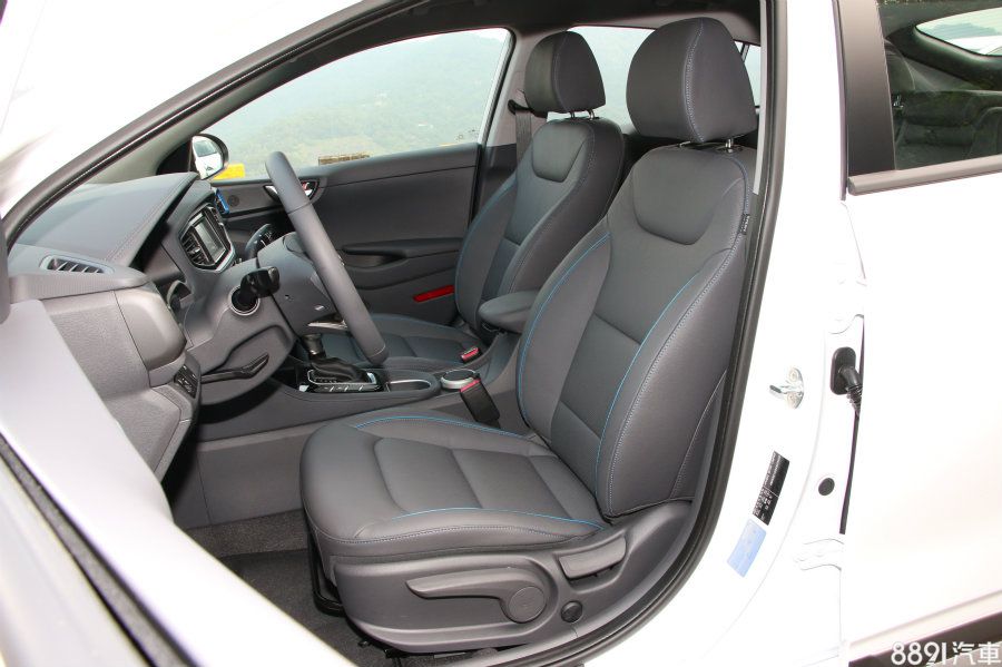 IONIQ前座的座高略高一點,支撐性也較佳,此外,同樣也有藍色修飾線條,而座椅機能性兩者皆為手動調整與電動腰靠、皮革材質。