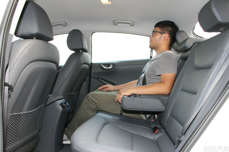 IONIQ後座部分的膝部與頭部空間都比Prius略差一點,尤其頭部最為明顯,不過就機能性上,多了Prius所沒有的後座出風口。