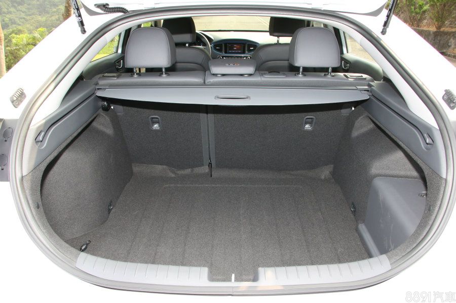 IONIQ行李箱底部較深,不過兩側卻較突出,尤其是右邊,因擺放12V小電瓶之故。