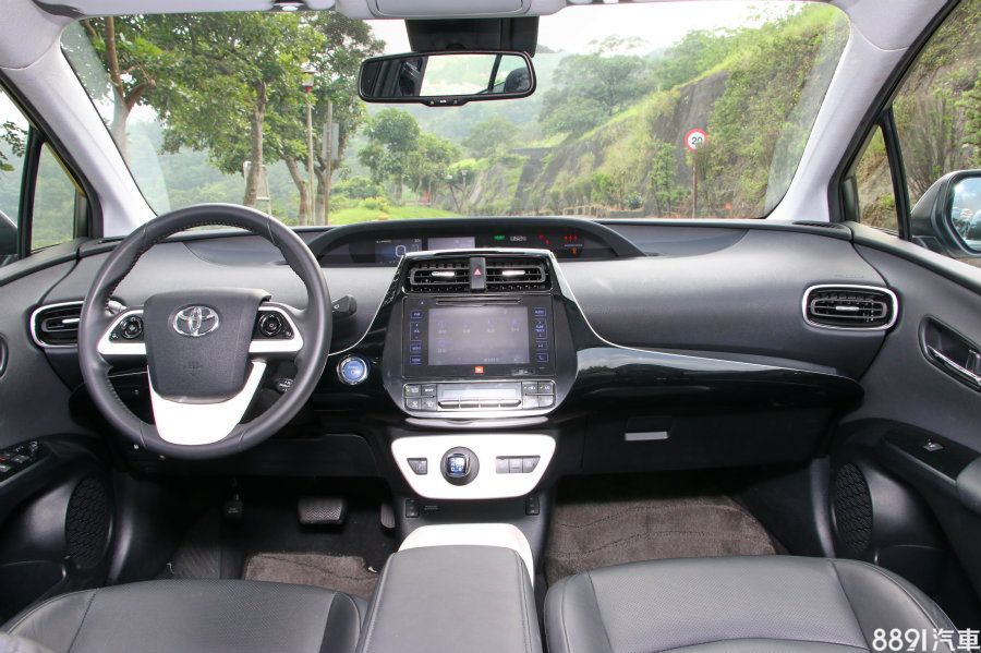 中置儀錶板是歷代Prius的內裝特色之一,排檔設計在空調下方,而非一般傳統位置,整體而言,帶有明顯的科技氛圍,頗符合油電先驅的身分。