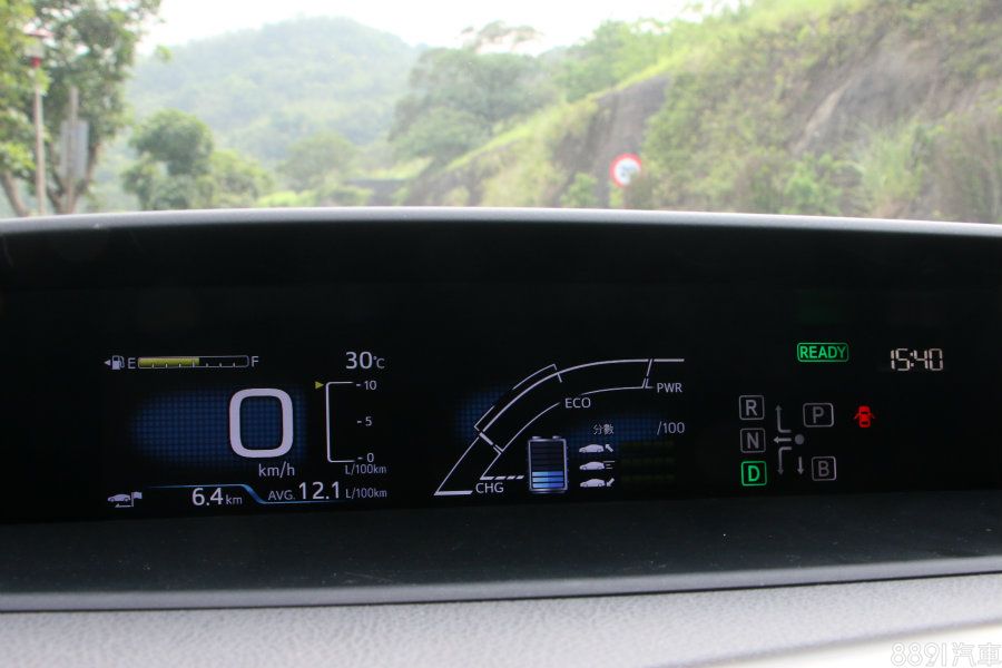 4.2吋的MID顯示幕,除了基本車速資訊,也可得知ECO行駛分數或動力能源狀況,且可選擇多樣的顯示畫面,再一旁則是檔位顯示。