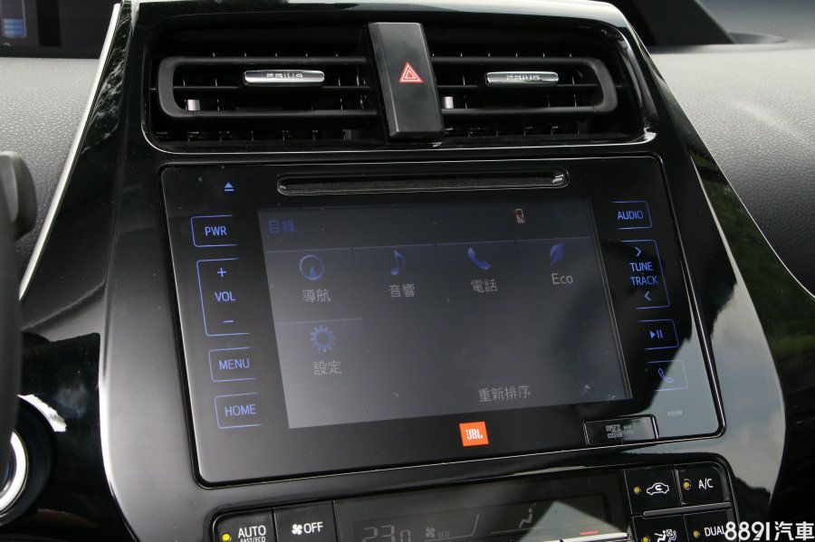 7吋的影音介面相對高階許多,還能整合導航系統與DVD,加上JBL音響的十具揚聲器數量,在影音方面Prius較為優勢。
