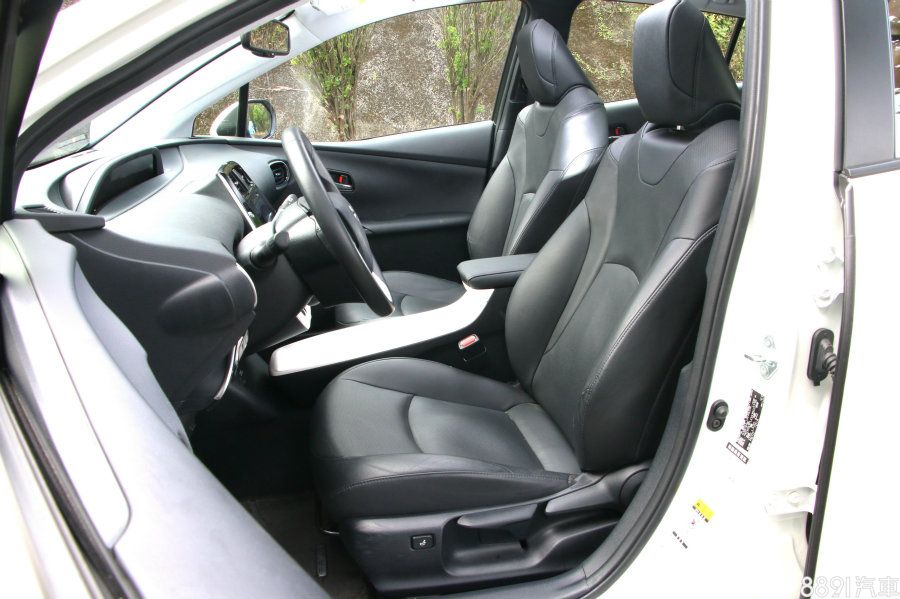 Prius的發泡棉設定比起IONIQ偏軟一點點,並且僅具電熱功能,開關位在排檔座下方,位置稍嫌阻礙。