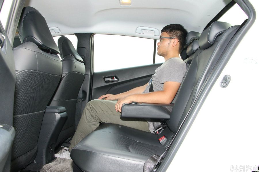 兩車的車身尺碼都維持在差不多的大小,軸距也同為2700mm,但Prius在後座的乘坐空間明顯舒適不少,然而卻不像IONIQ配有後座出風口,夏日冷房效果難免有細微差異。