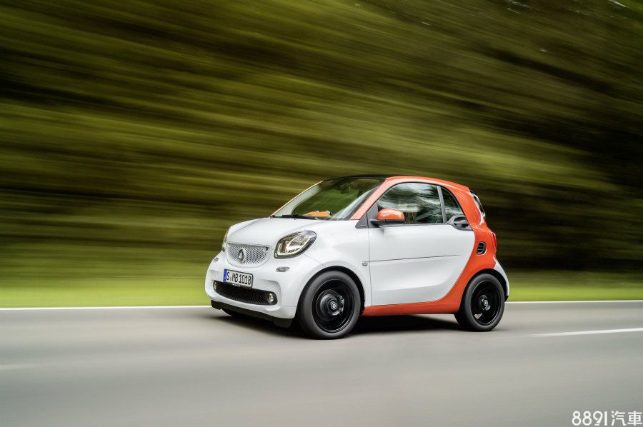 fortwo車型區分52kw pure 與52kw passion 兩種規格，分別為71萬與76萬。