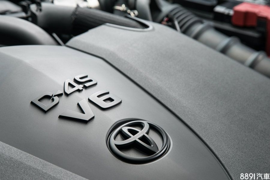 澳規Camry汽油車型搭載3.5升V6自然進氣汽油引擎,搭配8速Direct Shift手自排變速箱,最大輸出為298hp/36.3 kgm。