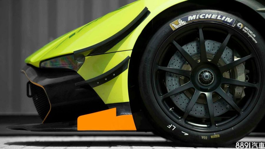搭載Brembo前六、後四活塞卡鉗，並配置29/67-19規格的Michelin S9A無紋熱熔胎。