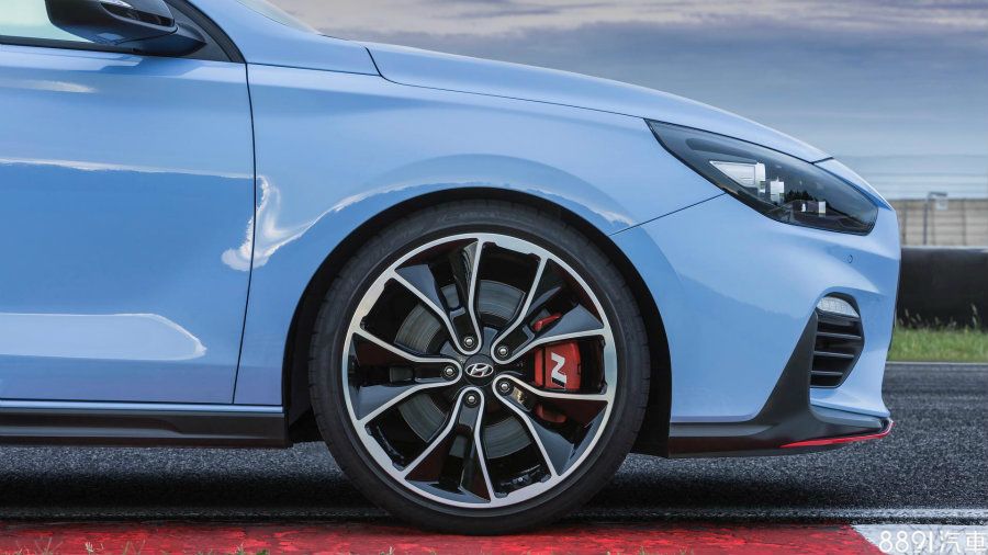 並提供19吋雙色鋁圈、Pirelli P-Zero高性能胎及紅色煞車卡鉗。