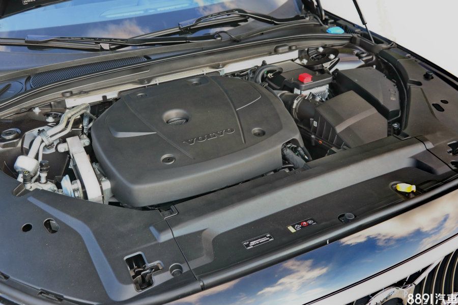 V90 T5車型採用最大輸出為254hp/35.7kgm的2.0升L4渦輪引擎,搭配8速手自排變速箱。