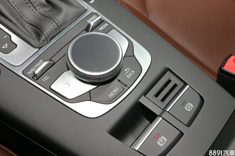 熟悉的MMI媒體系統操作介面位於排檔座下方,後面並有電子手剎車與Auto Hold。
