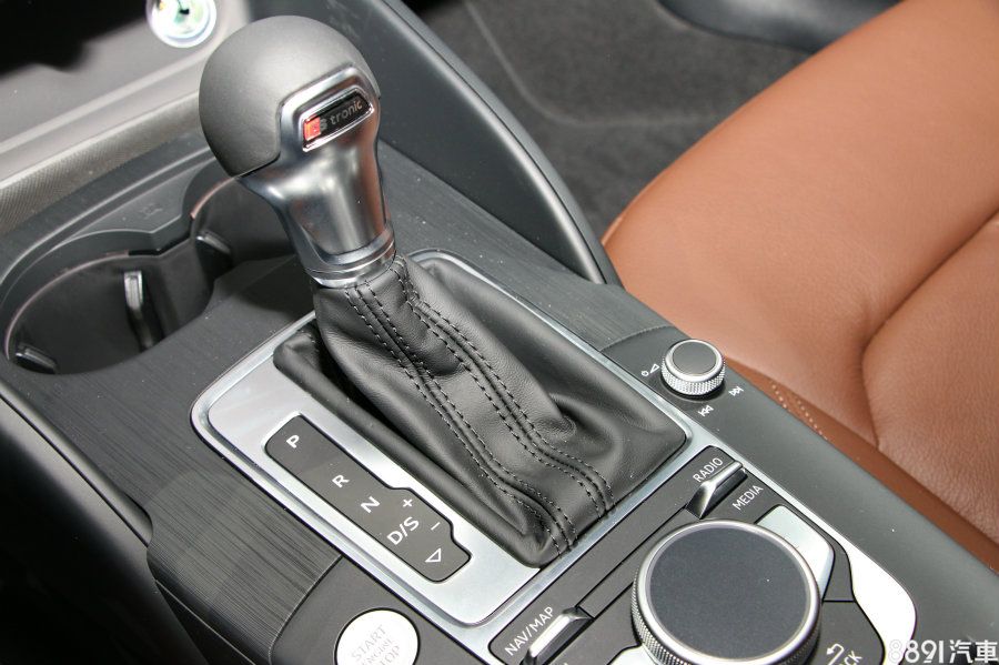 35 TFSI搭載1.5升直列四缸渦輪增壓汽油引擎,最大輸出150hp/25.5kgm,並搭配7速S-tronic自手排變速箱。