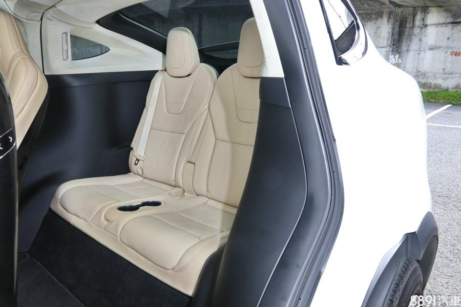 Model X車長破5米，軸距接近3公尺，車寬也超過2.2米，體型算是龐大，但第三排空間無論寬度、膝部空間，坦白說對照其體型並不算寬裕。