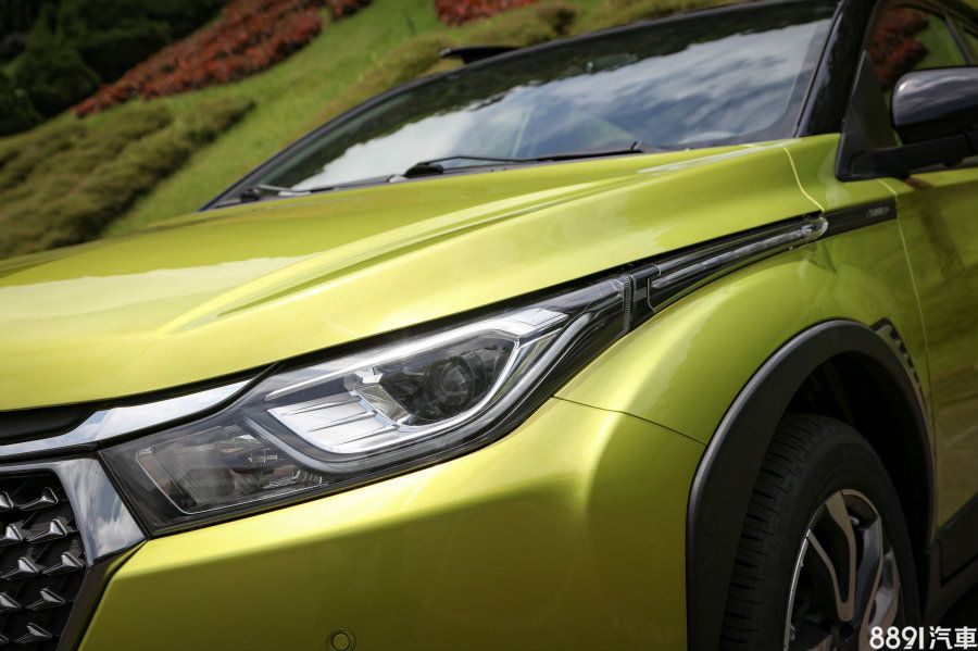 頭燈組巧妙地以鍍鉻飾條與水箱護罩連結,並延伸至前葉子板。