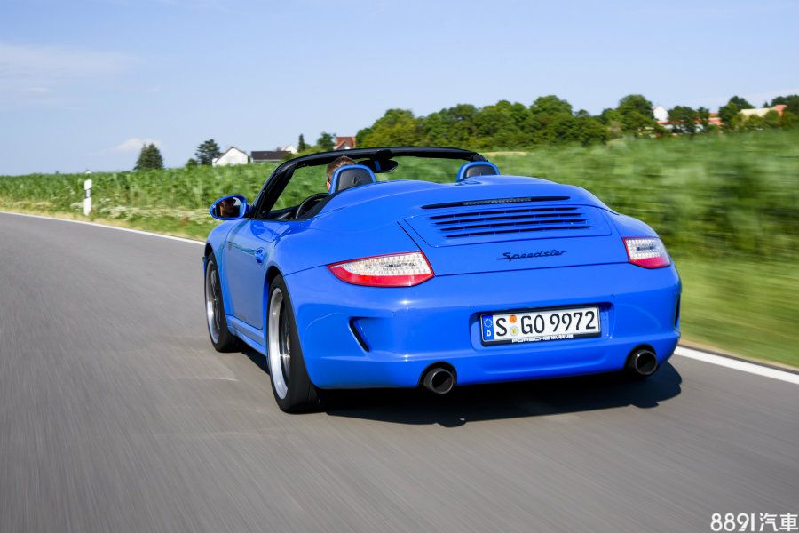上一代911 Speedster也延續初代356 Speedster（上圖）的諸多元素，最明顯的即為車尾收納軟篷外蓋的雙拱造型。