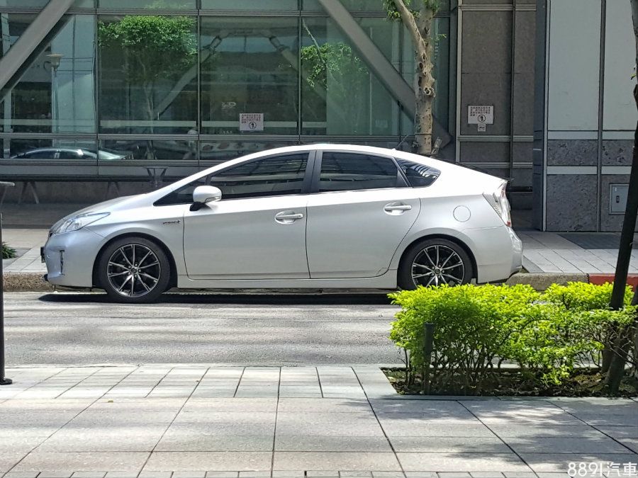 隔熱紙除了隔熱,相信隱密性也是多數人看重的一點,像圖中的車輛,車身採用透光率25%產品,大白天都很難看見車內,可以預期夜晚視線有多麼不明確。