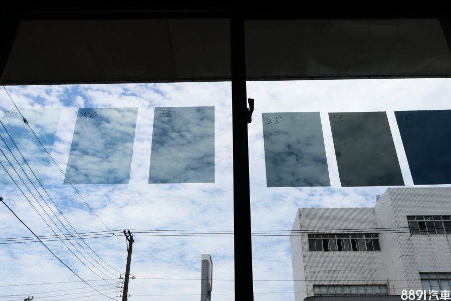 由左至右分別是透光率70、50、35、25、15、10%的隔熱紙,一字排開後就能明白各級的明暗對比,而大家別忘了,玻璃其實有些微遮光性,甚至不少車原廠玻璃經過染色,也就是說,隔熱紙貼上後實際上會再暗上些許。