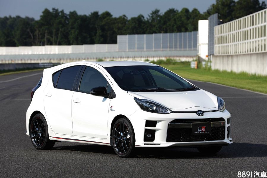 86 GR(上圖)及Prius c GR Sport(下圖)預計今年冬季在日本上市。