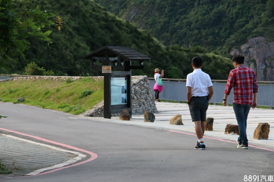 試駕結束之後，不免俗的進行懲罰，除了吃下手工「黯然消魂三明治」外，還要徒步走回台北...。
