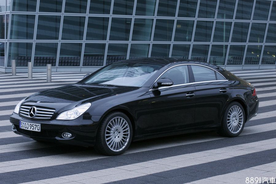2004年問世的CLS車系，開創賓士旗下四門Coupe的新級距。
