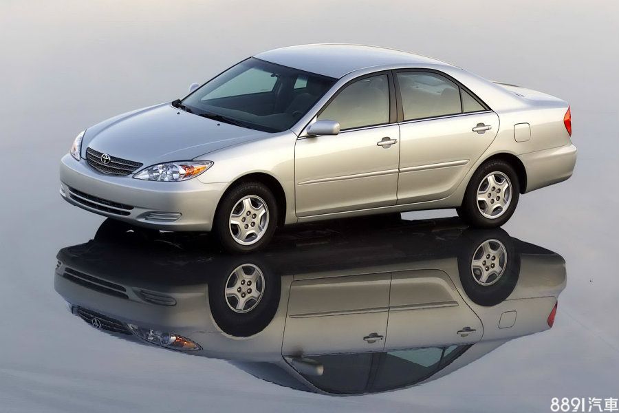 圖為美規第七代Camry,車頭設計與國產版稍有不同,頭燈造型較狹長一些,視覺上顯得更流線些許。