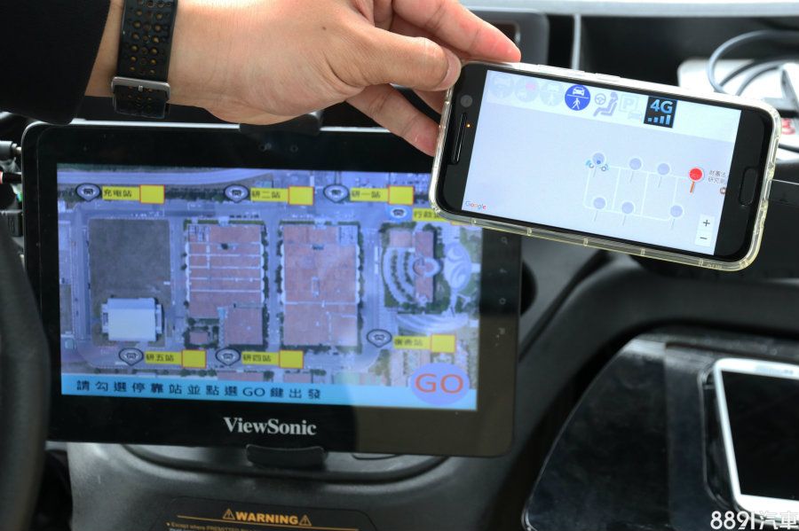 接駁系統可藉車上介面或手機APP操作,前者可選擇停靠站點,後者則可呼叫車輛停靠,並可顯示接駁車之位置以協助判斷候車時間。