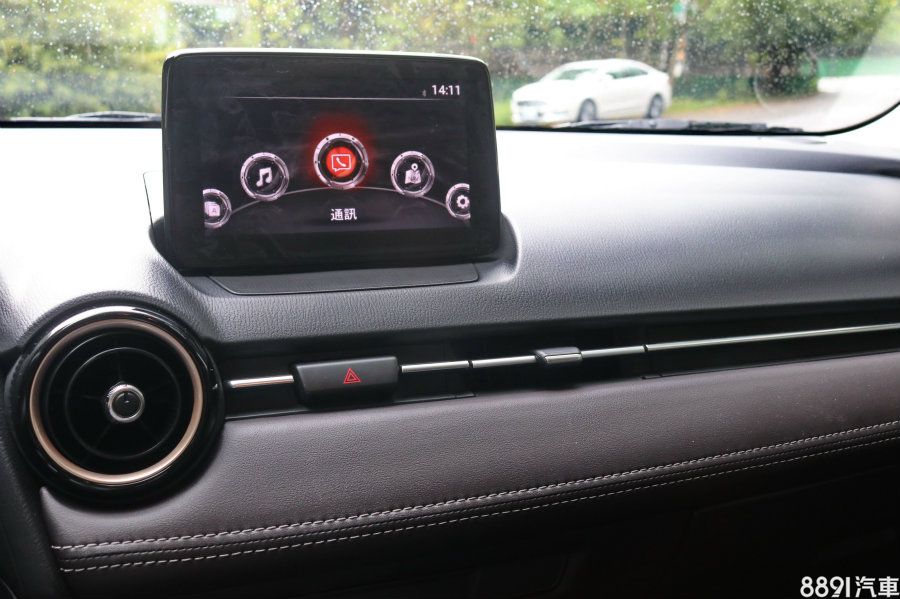 流行的多媒體螢幕,Mazda 2也擁有,已具備實用的倒車顯影,不過可惜的目前無法支援Apple Carplay,衛星導航也需選配。