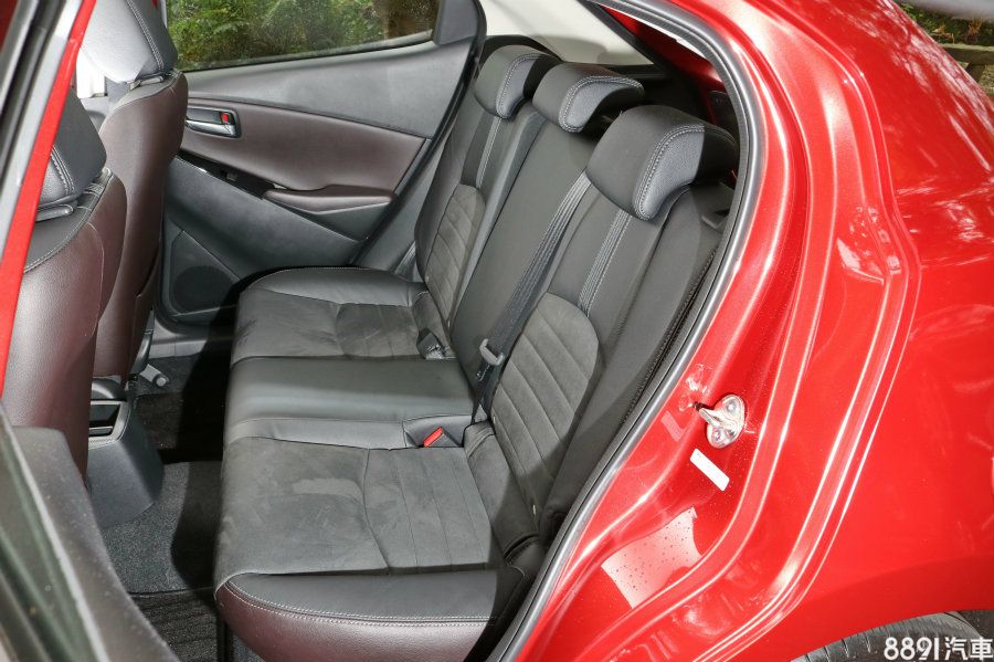 Mazda 2後座則略顯擁擠些,以先前同樣經驗來看,膝部可說已經快與前方椅背相連,只能說大部分的小車皆是如此,倒也無法太多苛求。