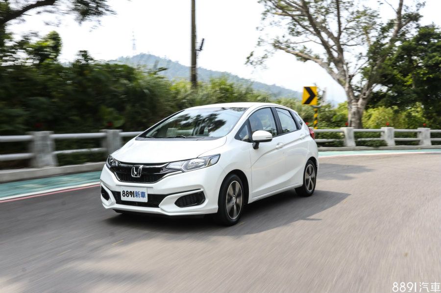 Fit配置1.5升引擎+CVT變速箱,擁有120hp/6600rpm最大馬力、最大扭力14.8kgm/4600rpm,能源局平均油耗為17.4km/L,雖然兩車動力數據差異不大,也注重經濟省油,但Fit反應靈敏的CVT變速箱,處理市區走走停停的頓挫感較優秀,精進行路品質。