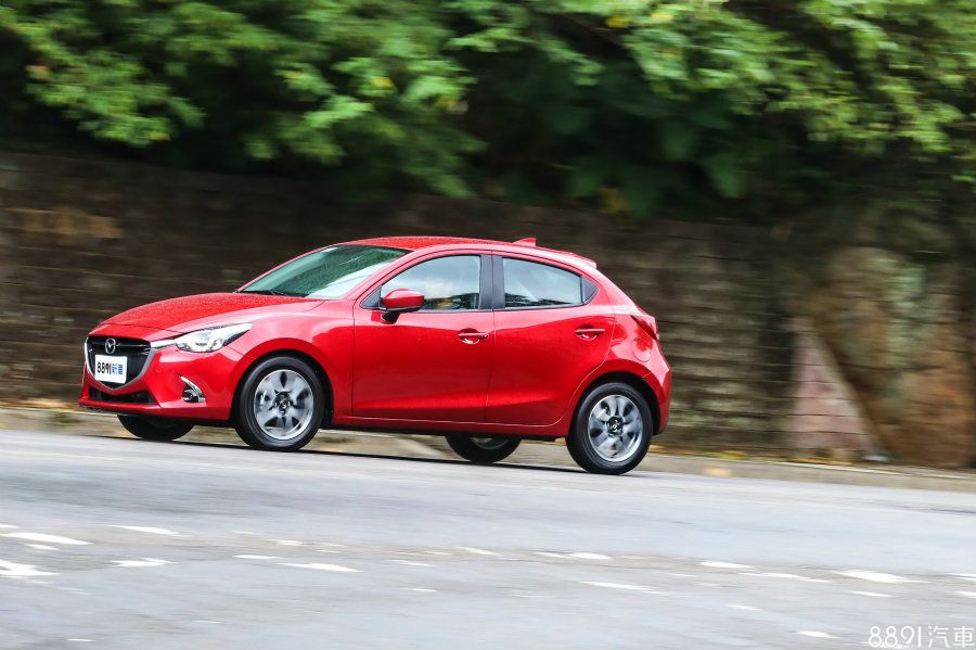 Mazda 2為1.5升引擎+6速手自排,可輸出107hp/6000rpm、14.2kgm/4000rpm,平均油耗可達17.4km/L水準,雖然6速手自排變速箱,頓挫處理不及Fit的CVT細膩,不過開起來仍算輕快,而且省油功力上,也符合這客群期待。