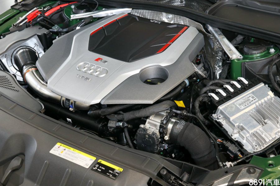 RS5採2.9升V6雙渦輪引擎，最大輸出450hp/5700～6700rpm、61.1kgm/1900～5000rpm，兩具渦輪置於V型汽缸中央，可縮短管線路徑、提高效率，體積也更緊湊，搭配8速手自排變速箱以及三車唯一的quattro四驅系統，原廠0～100km/h加速成績為3.9秒。